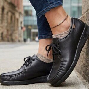 Ladies SAS Bounce Lace up Moc Size 8 M EUC